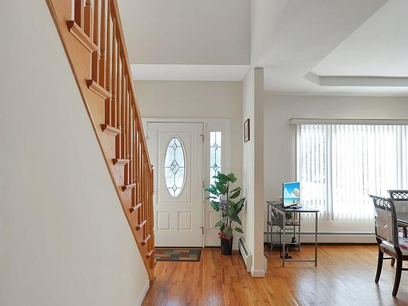 4th image of 30 Bayview Ave