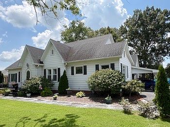 2nd image of 300 Plum St