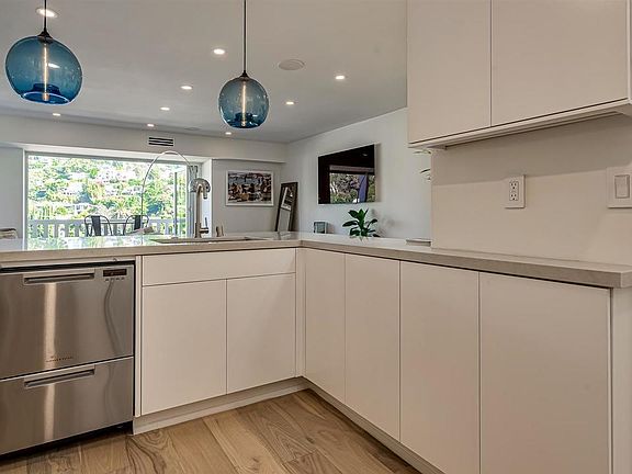 4th image of 999 N Doheny Dr APT 1003
