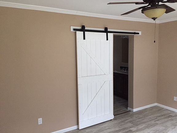 Great barn door bathroom ent