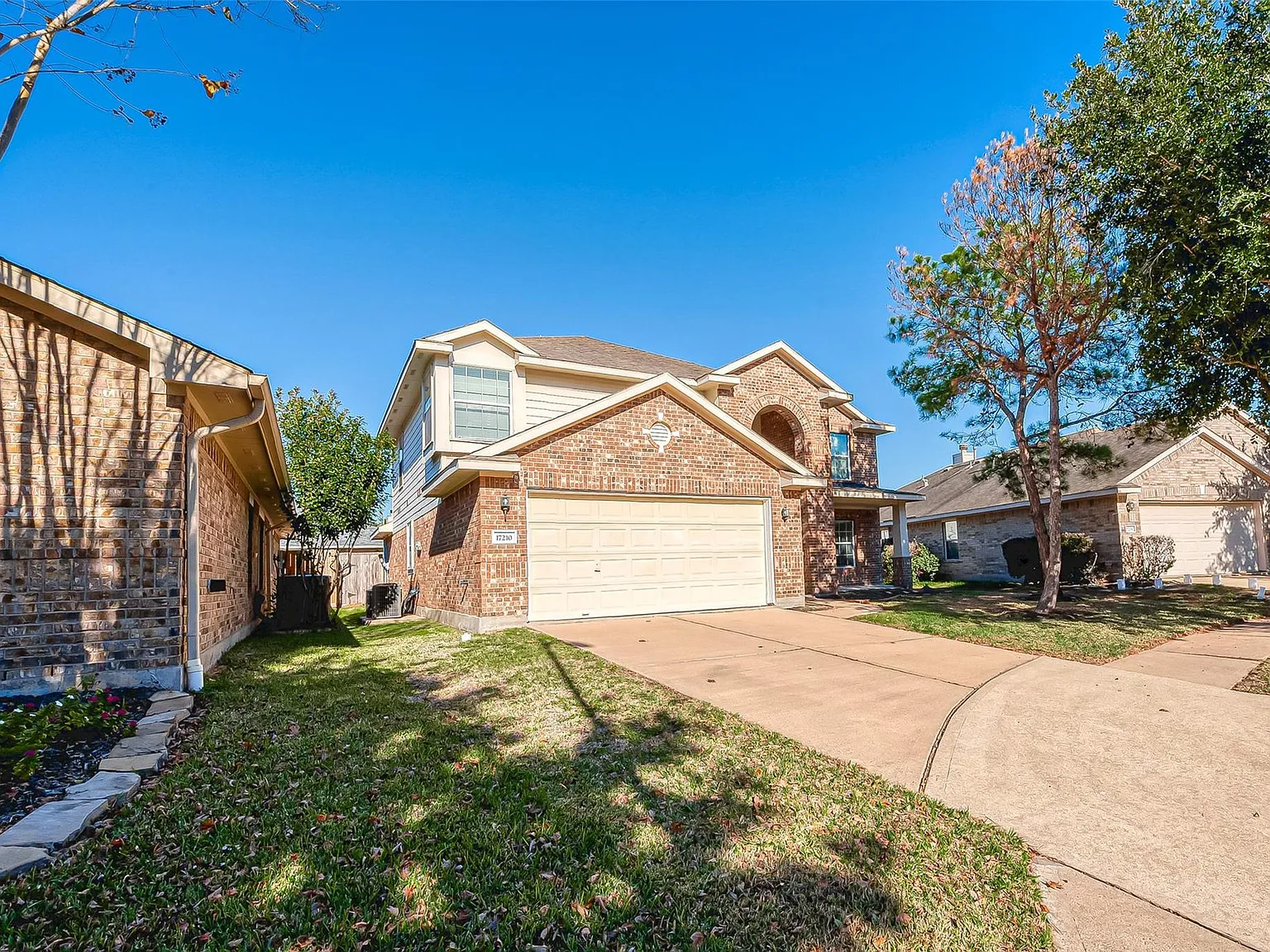 4 bed, 2.5 bath, 2766 sqft, $2,500 — Photo 2