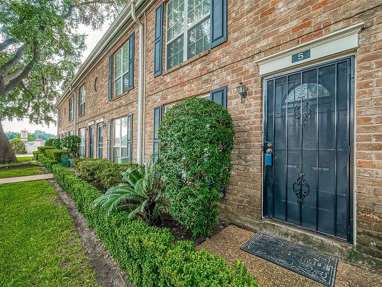 6410 Del Monte Dr #5 — Photo 4