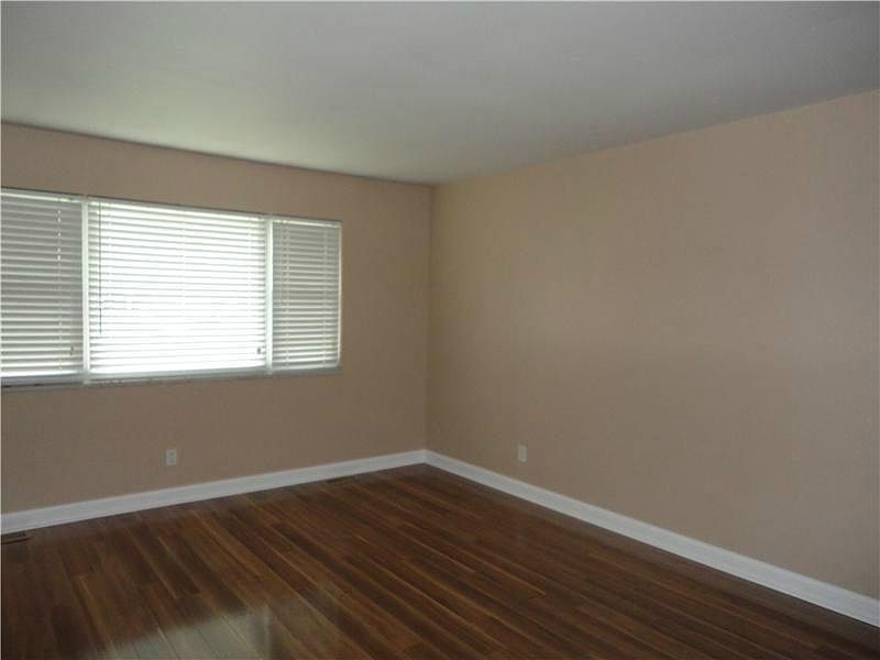 2nd image of 1208 Sycamore Ln