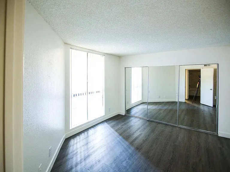 Marathon Apartments — Photo 14