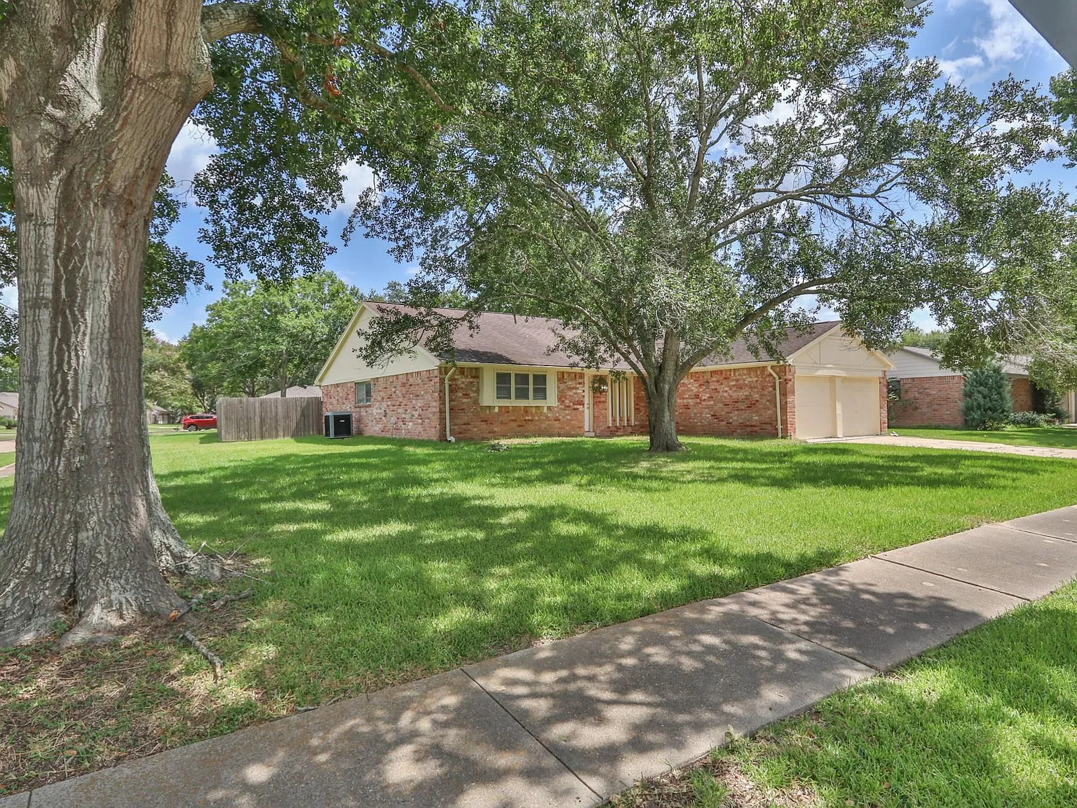 4 bed, 2.0 bath, 1872 sqft, $2,400 — Photo 2