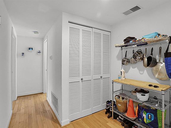 5th image of 5350 Pershing Ave APT 1C