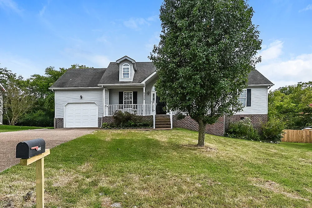 3 bed, 2.0 bath, 1555 sqft, $2,040 — Photo 1