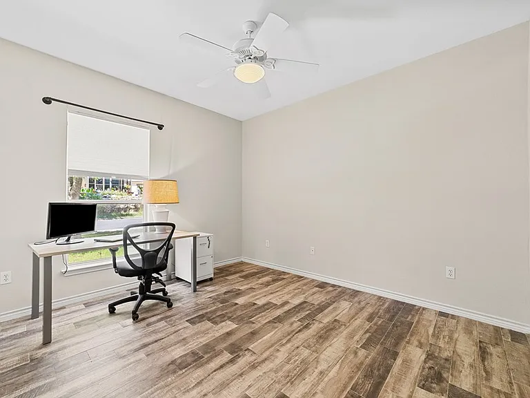 1008 Edinburgh Dr — Photo 13