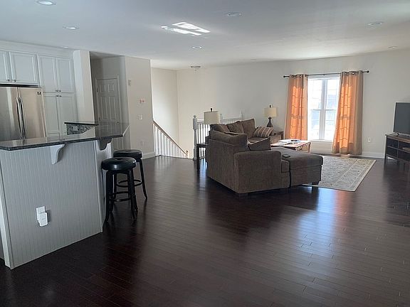 3rd image of 63 Kentview Dr