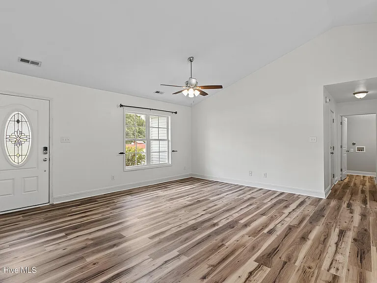 216 Jasmine Ln — Photo 6