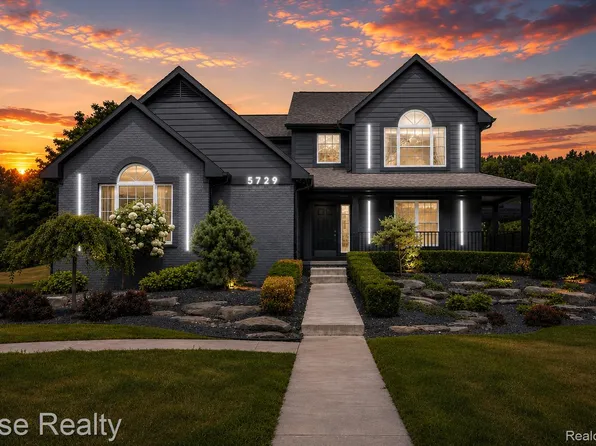5729 Woodfield Pkwy, Grand Blanc, MI 48439
