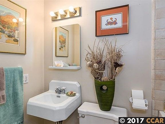 2nd image of 211 Orange St #2