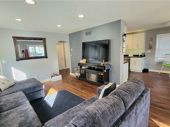 4th image of 222 Olive St