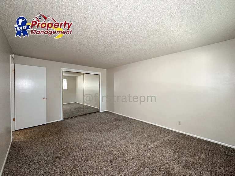 737 W Belmont St — Photo 11
