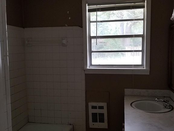 4th image of 14 James Ave