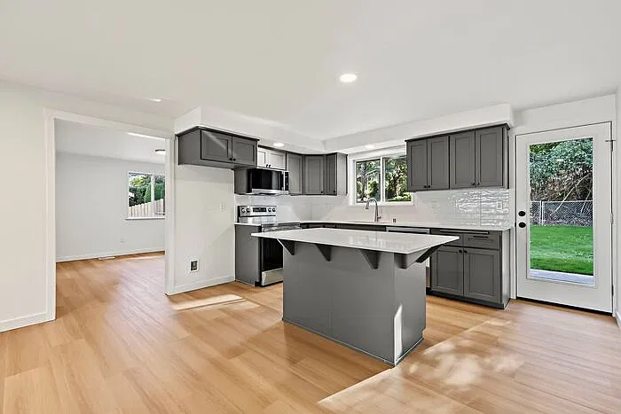 3 bed, 2.0 bath, 1210 sqft, $3,200 — Photo 3