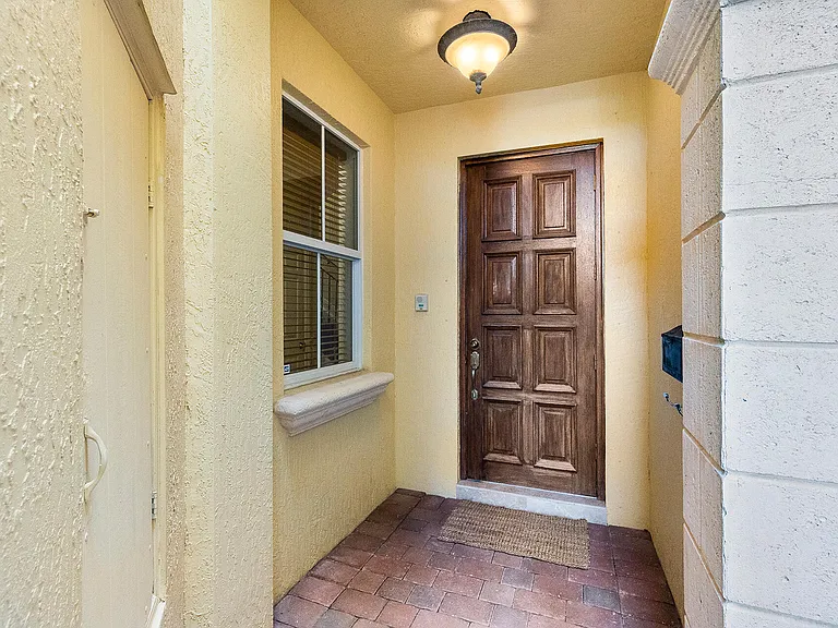 1421 NE 26th Ave — Photo 3