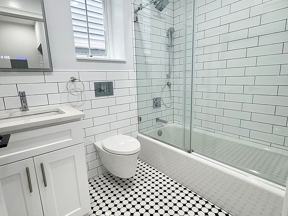 5th image of 3165 45th St