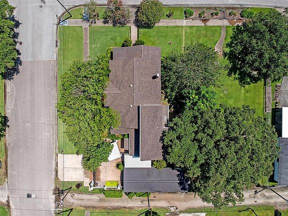 Vacant lot next door included.