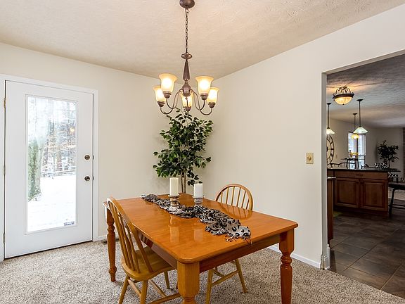 3rd image of 211 Carlin Ct E