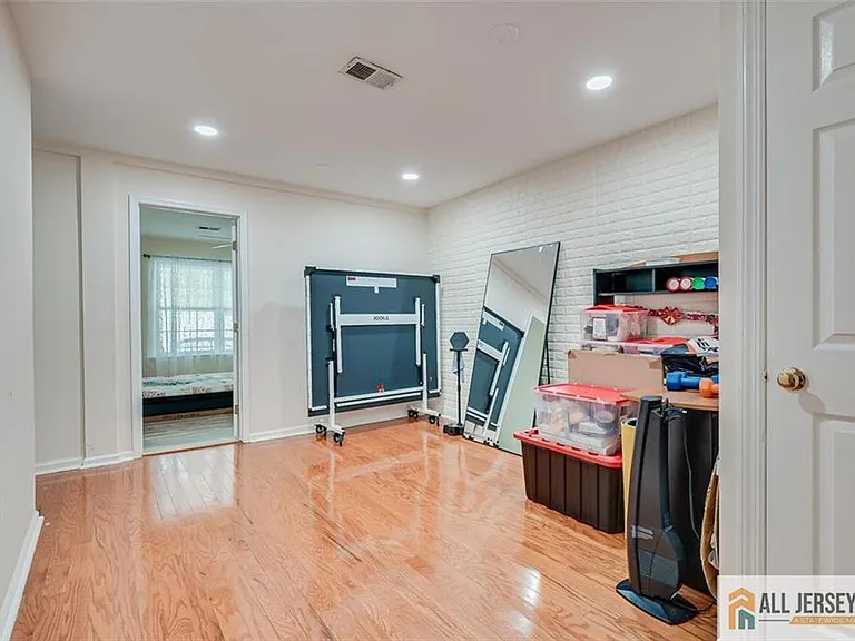 7 Stanford Dr — Photo 33