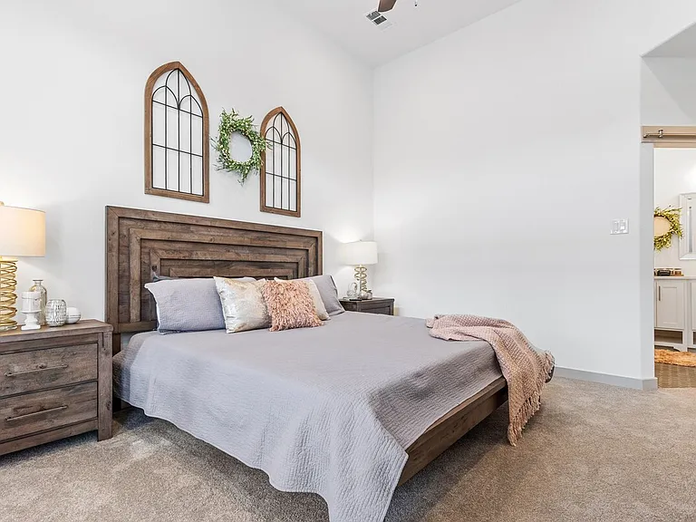 696 N Center St — Photo 11