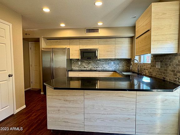 3rd image of 1104 W MACAW Drive