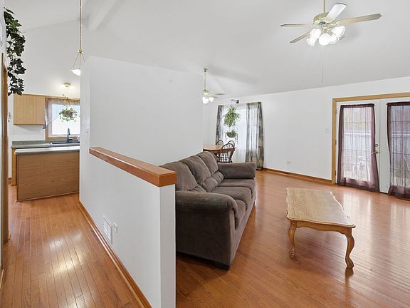 3rd image of 806 Edgerton Dr