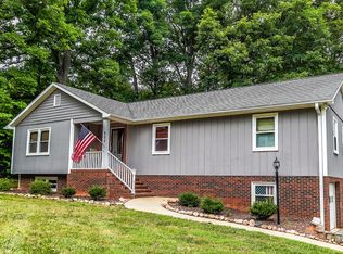 905 Forestglen Dr, Winston Salem, NC 27103