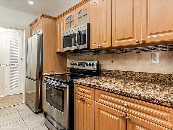 5th image of 6102 White Oak Ln