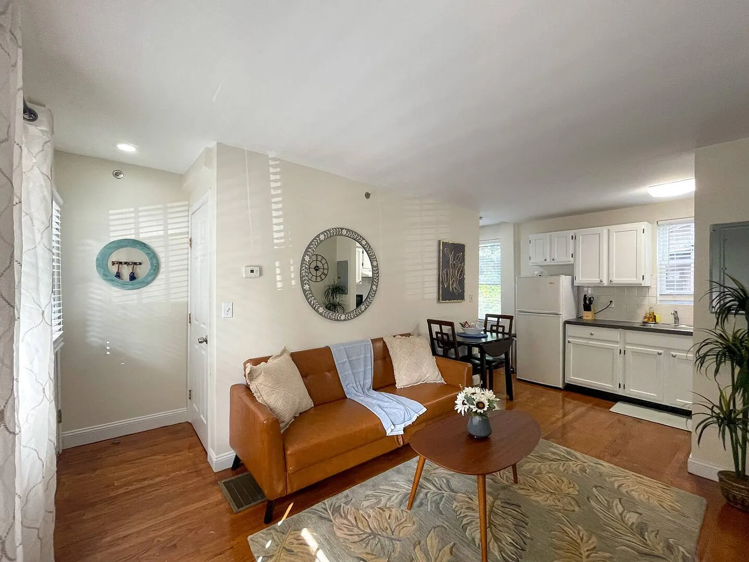 2 bed, 1.5 bath, 893 sqft, $6,909 — Photo 3