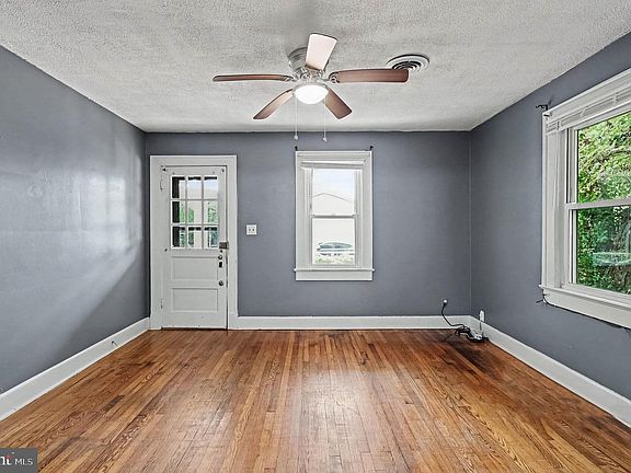 4th image of 108 Oak St