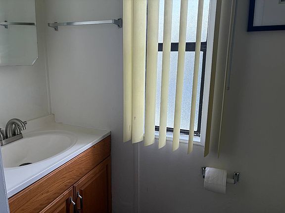 5th image of 204 White Poplar St