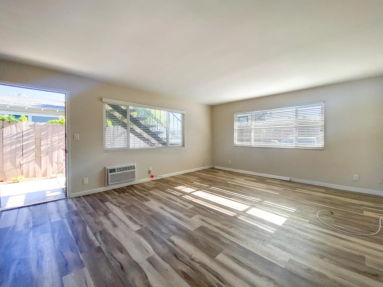 2 bed, 950 sqft, $3,080 — Photo 3