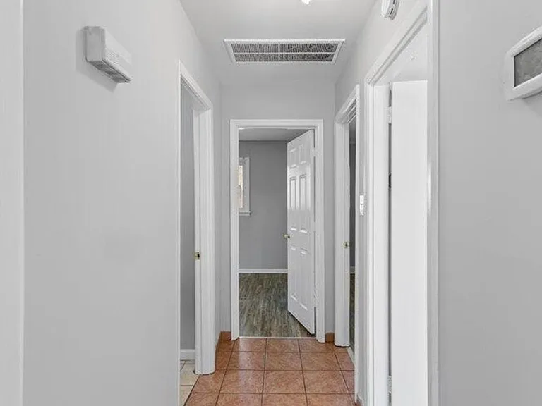 1306 Hudson Ave — Photo 9