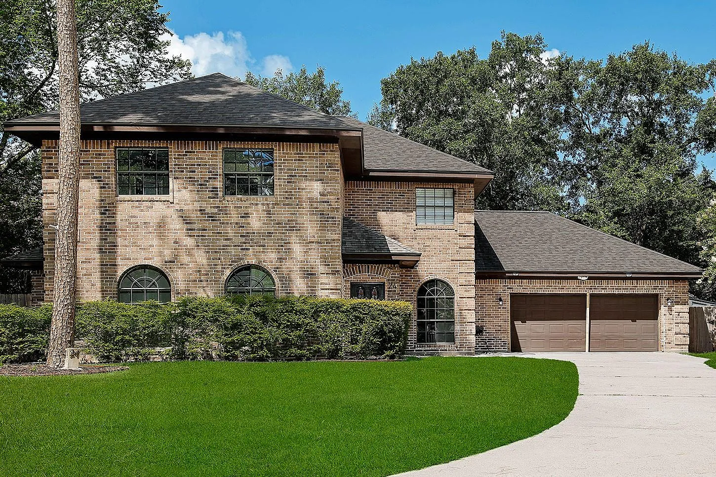 5 bed, 2.5 bath, 3215 sqft, $3,800 — Photo 1