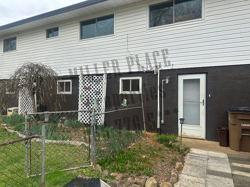 Entry way for bottom unit.