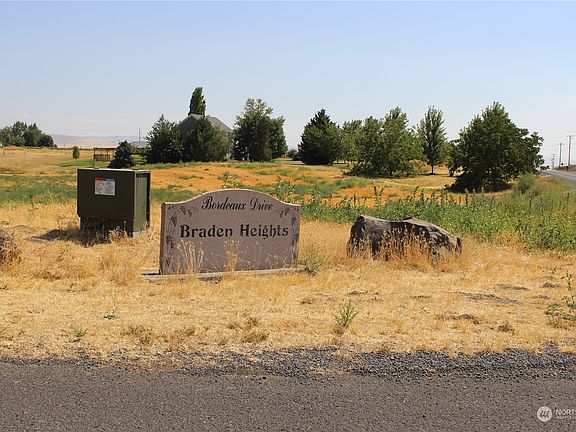 5th image of 990 Bordeaux Drive