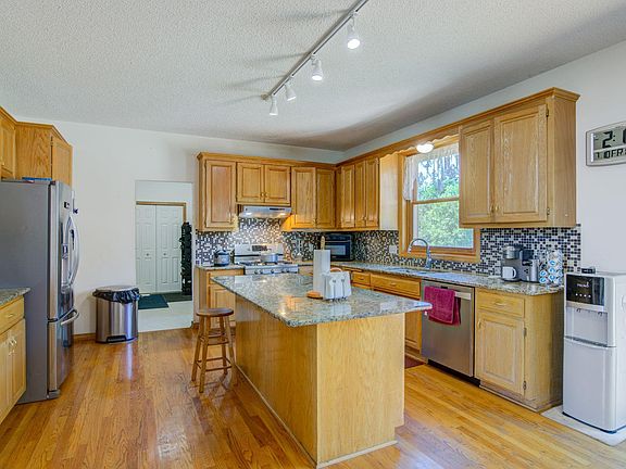 5th image of 5925 Waterford Ct