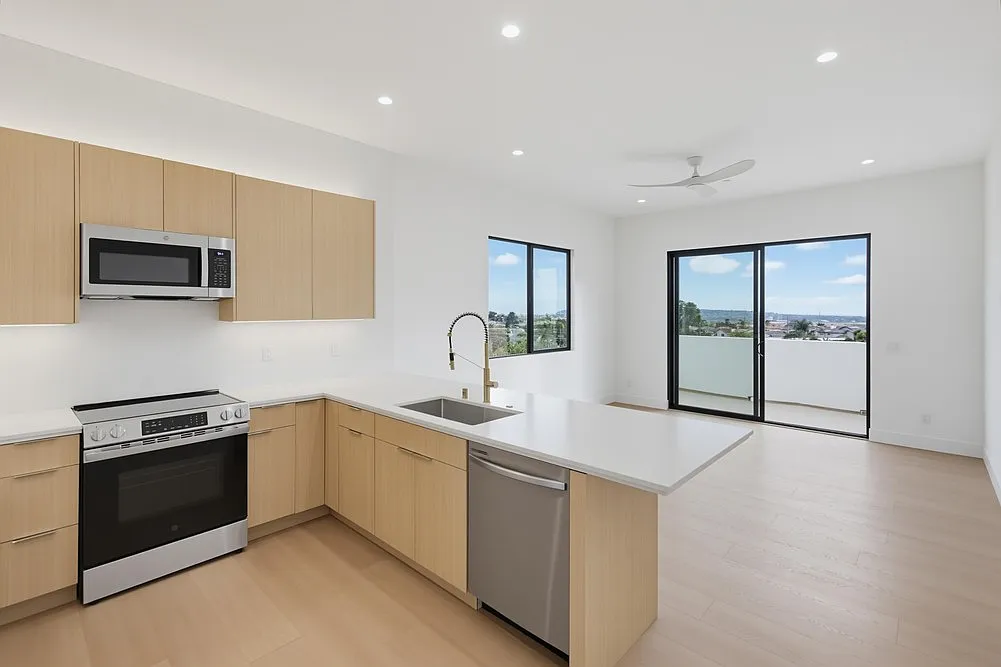 2 bed, 900 sqft, $3,033 — Photo 1
