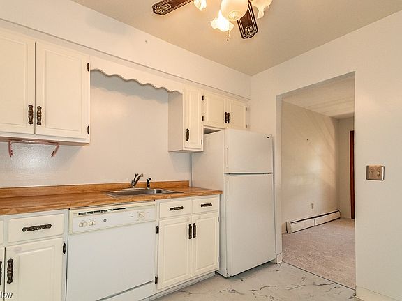 5th image of 2 Meadowlawn Dr Unit 10