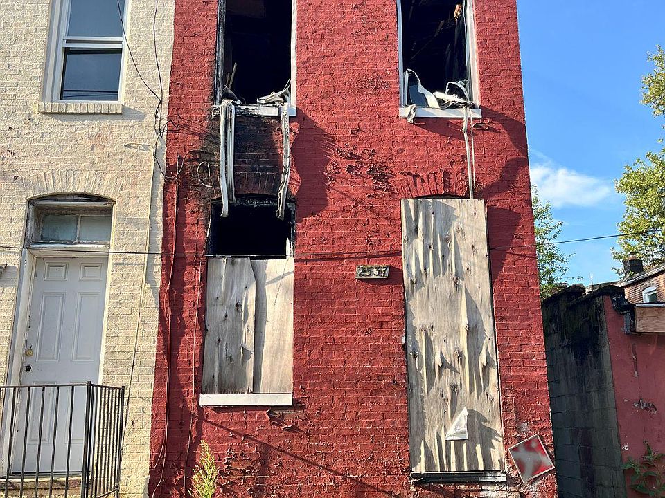 2nd image of 2537 Boyd St