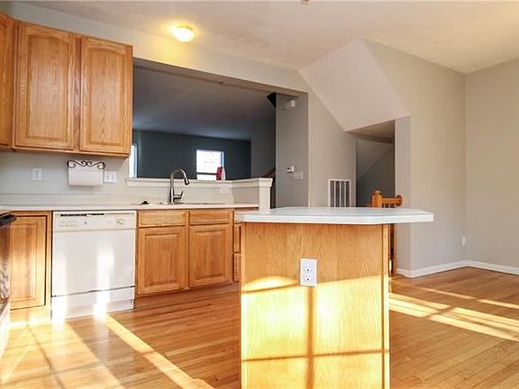 3rd image of 905 Tanglewood Dr