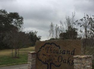 100 Legend Ln, Angleton, TX 77515