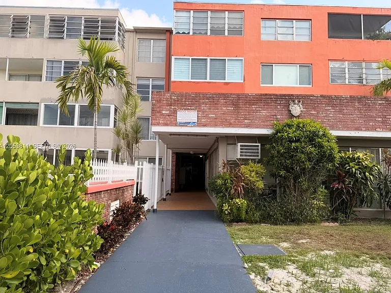 1850 NE 169th St #302 — Photo 9