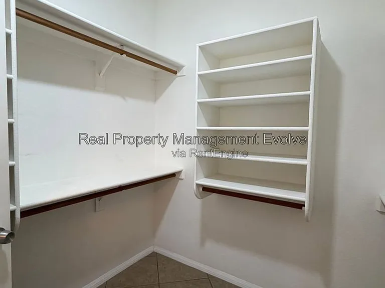 7568 W Kerry Ln — Photo 18