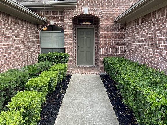 2nd image of 422 Harbor Oaks Dr