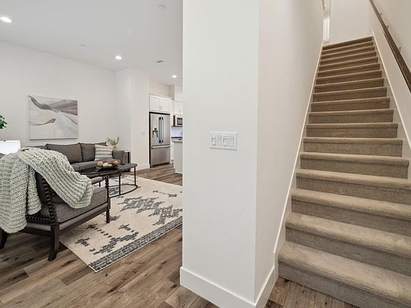 4th image of 403 Cove Ln