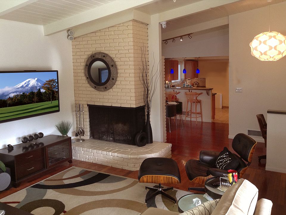 2nd image of 821 W Roses Rd