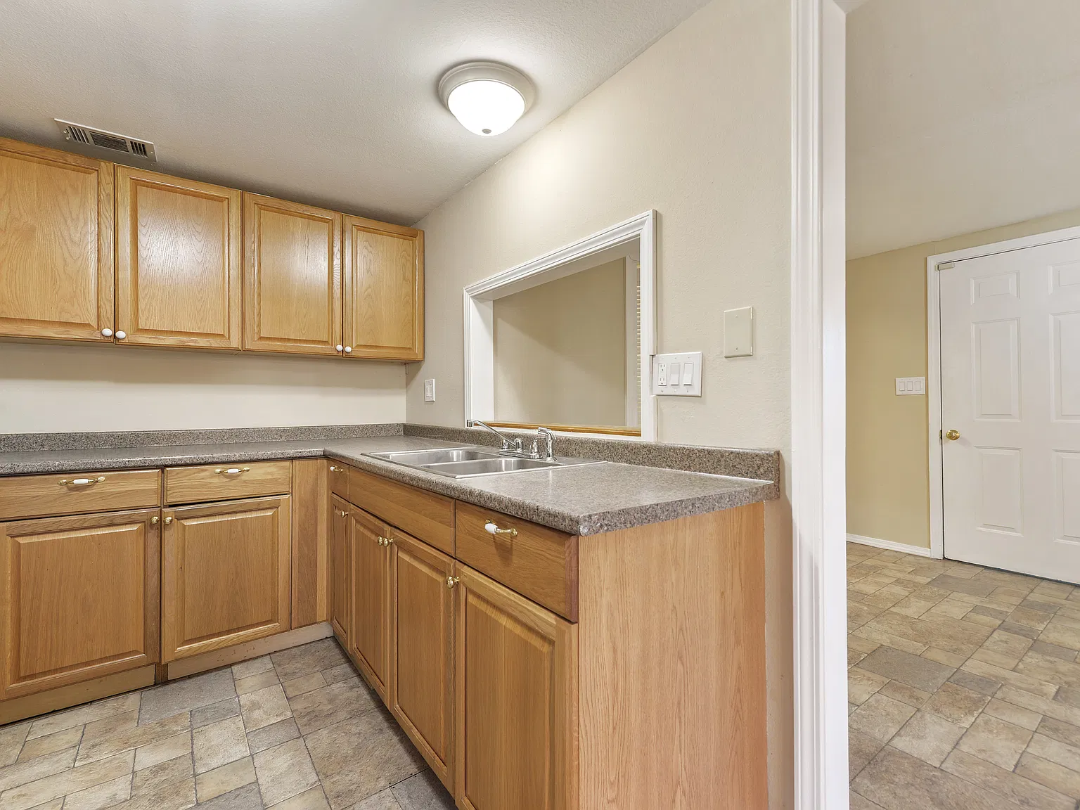 2 bed, 976 sqft, $1,195 — Photo 4